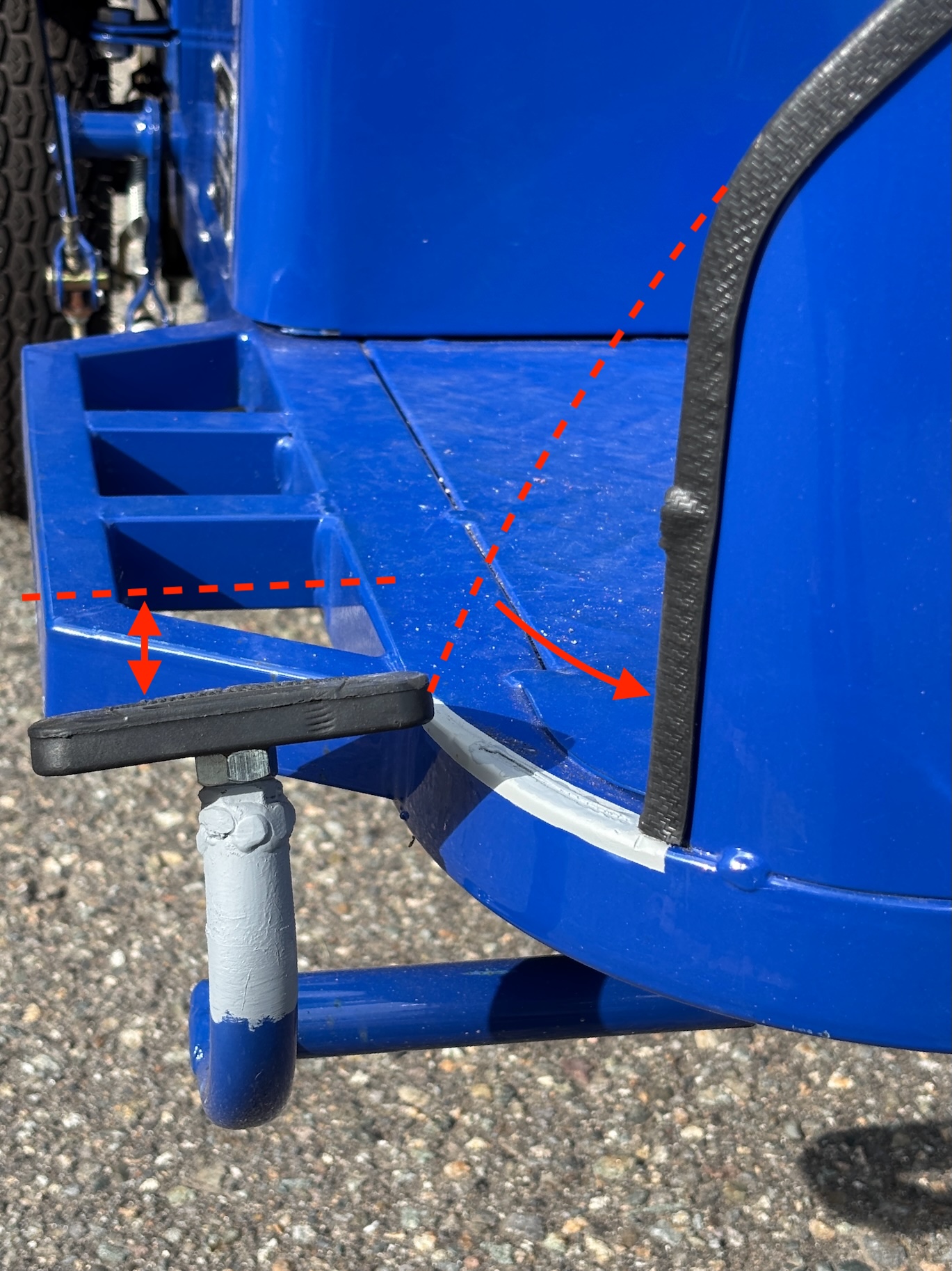 ペダルの位置を28mm下げ、前スカートを切断