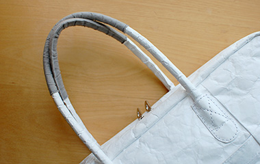 薄いグレーの布地でくるんだ持ち手