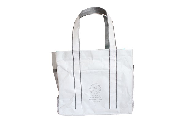 �^�C�x�b�N�f�ނ̃g�[�g�uTHINK AERO TOTE�v