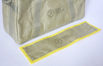 本体と同じ素材、カラーの「キャリングベルト」を同梱