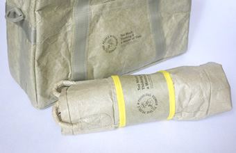 ブリーフケースタイプをキャリングベルトで巻いたところ