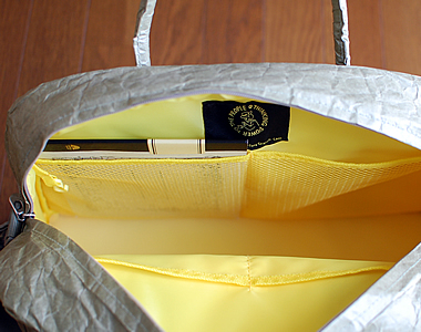 B4サイズが入るメインスペースと内側ポケット、キーリング、内側のポケットには薄めのB5ノートも入る