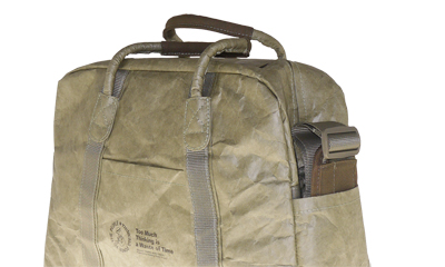 取り外し可能なショルダーストラップはサイドポケットに収納可能